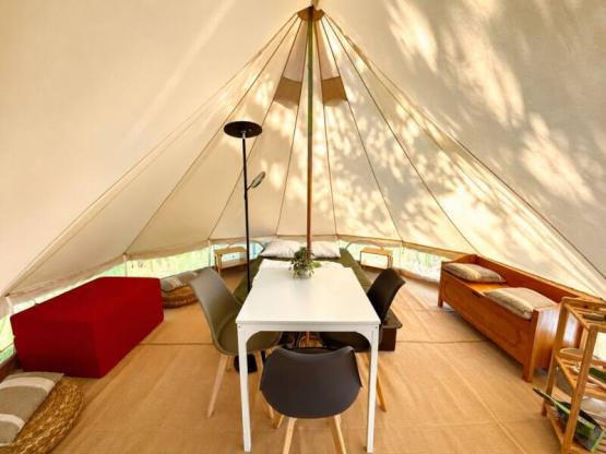 Lodge toilé dans les bambous