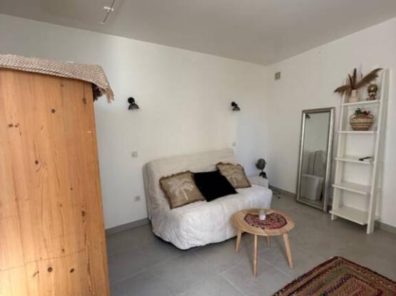 Location studio en rez de jardin du Mas