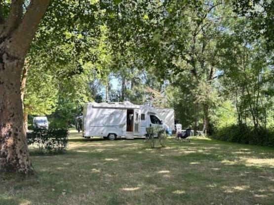 Emplacement XL Privilège 120 à 190 m² avec élec -  2 pers - 1 véhicule / Caravane / Camping-car