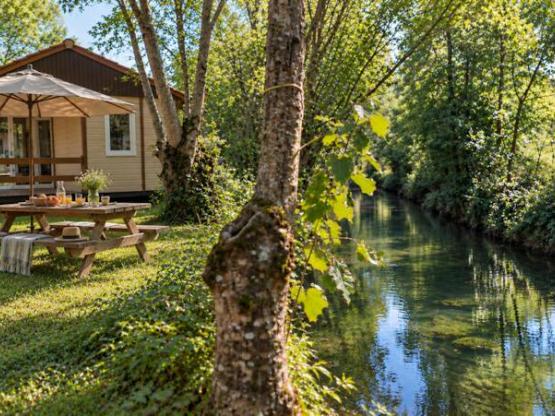 Chalet Confort Bord de l’Eau – 35 m², 2 chambres, terrasse couverte et TV