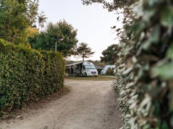 Emplacement avec électricité 10A pour tentes et petit vans