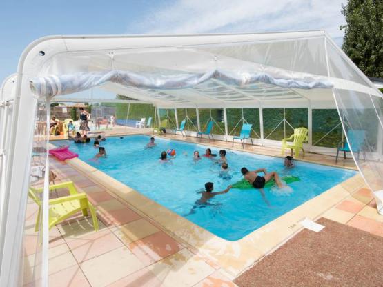 Mobilhome 1 chambre 1 grand lit 1chambre avec 2 lits une personne coin salon et repas salle d'eau et wc séparé salon de jardin terrasse couvert