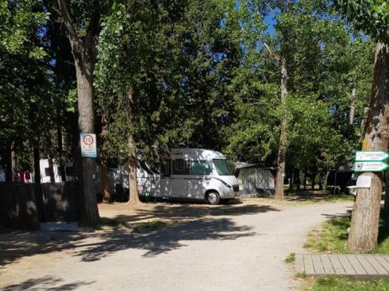 Emplacement nature: forfait 1 à 2 personne - 1 voiture - 1 empl - (4 adultes max)-