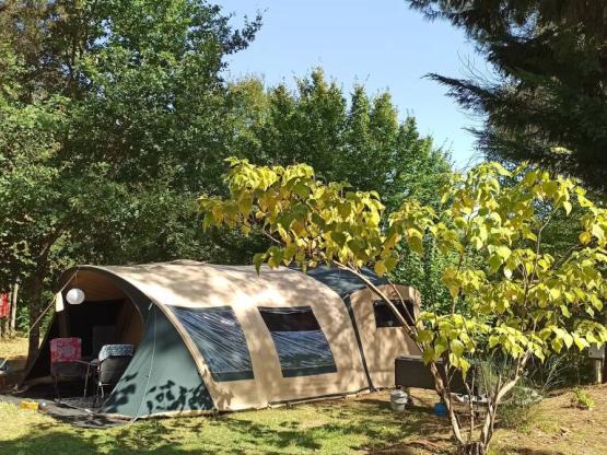 Emplacement, électricité (10 amp.) et voiture