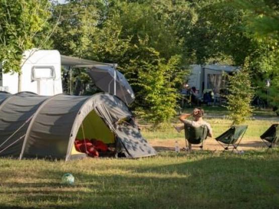 Forfait camping (emplacement, 2 personnes, 1 véhicule)