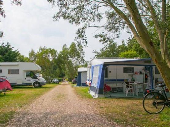 Emplacement de camping: tente/caravane/camping-car.Adultes,enfants,voiture,elect sont en supplément