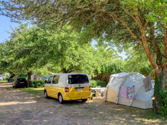 Emplacement de camping: tente/caravane/camping-car.Adultes,enfants,voiture,elect sont en supplément