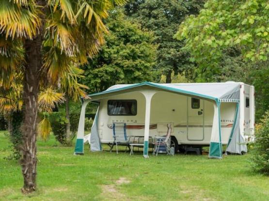 Emplacement Classique Supérieur - >100m² - Electricité 10 A - Eau à proximité - 1 vehicule