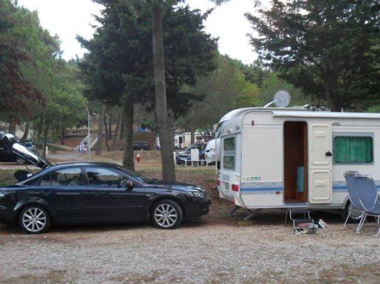 Parcela : 2 pers. , 1 coche, 1 tienda, 1 caravana o autocaravana