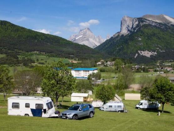 Emplacement tente / caravane / véhicule / camping-car/électricité 10A