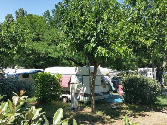 Emplacement camping  2 personnes + 1 véhicule ou camping car + électricité 10A + Wifi inclus