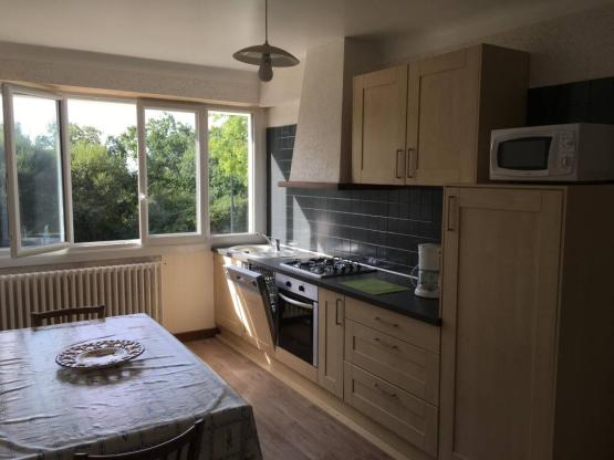 Penfret (80m², 3 chambres, cuisine, séjour avec TV, balcon)