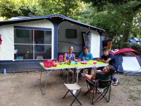 Forfait confort : Emplacement : 1 voiture + tente/caravane/camping car + électricité 6A