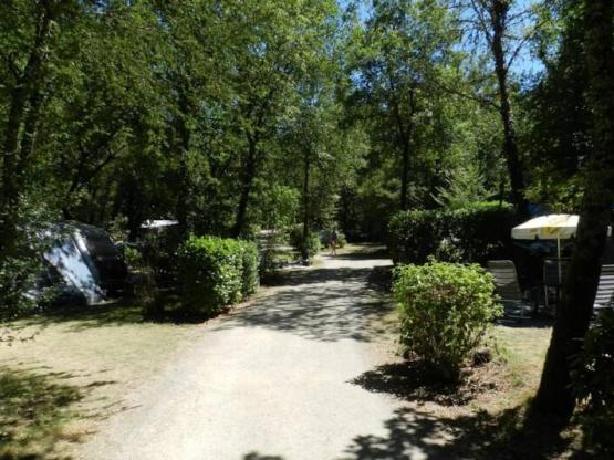 Emplacement 2 personnes avec électricité (N° 01, 02, 04, 05, 08, 10, 17, 18, 41, 42)