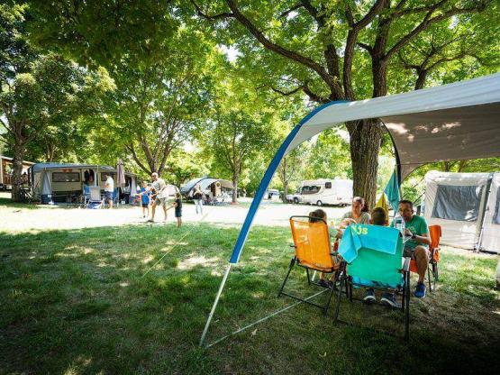 Emplacement avec voiture + tente ou caravane ou camping-car