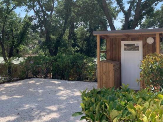 Emplacement avec sanitaire individuel uniquement pour caravane ou camping car + électricité 10A