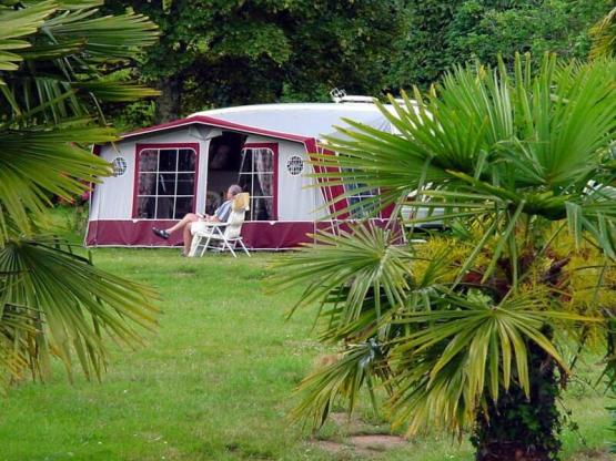 Emplacement Confort - >110 m² - Electricité 10A -connexion  Eau - Evacuation eau grises - 1 véhicule