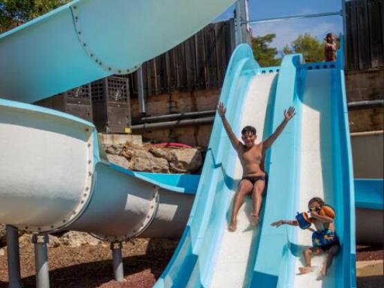 Forfait emplacement camping + véhicule + électricité 10 Amp.