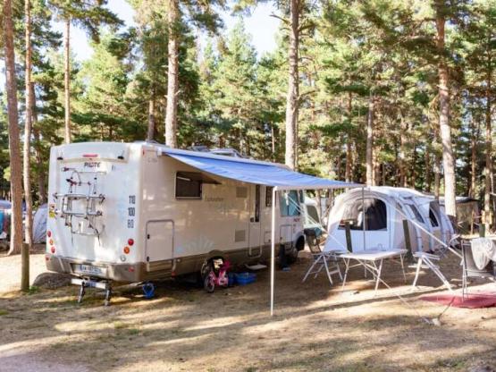 Emplacement standard, 1 installation, 1 voiture, 1 personne