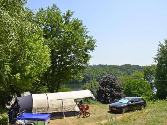Emplacement Privilège (1 tente, caravane ou camping-car / 1 voiture / électricité 6A) + Raccordement eau et évacuation des eaux usées