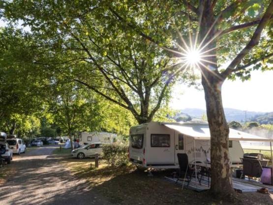 Emplacement Confort Le Val de Saures : 1 voiture + tente, caravane ou camping-car