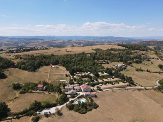 Emplacement camping incluant 2 pers. + tente ou caravane + 1 véhicule ou camping-car (hors électricité et hors taxe de séjour)