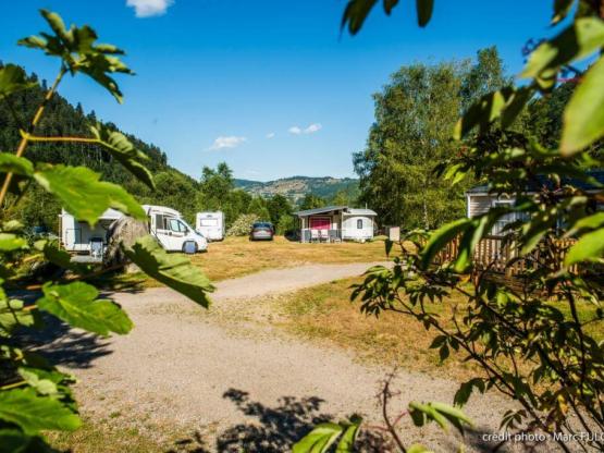 EMPLACEMENT CAMPING / forfait 2 personnes ( tente ou caravane + 1 voiture ou 1 camping car)
