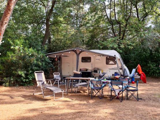 Forfait Confort : Emplacement 1 voiture + tente, caravane ou camping-car + électricité (10A)