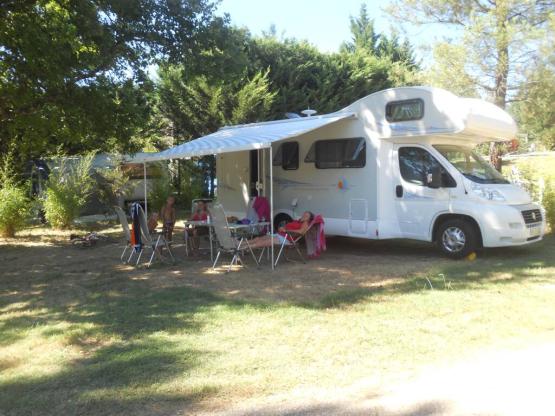 Emplacement petite vue Etang- 100 à 120 m² pour caravane ou camping-car - électricité 6A inclus