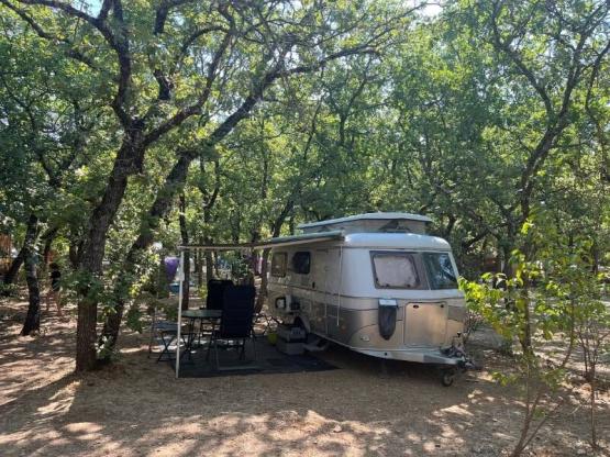 Emplacement Confort Large Tente/Van/Caravane/Camping-Car (avec électricité)