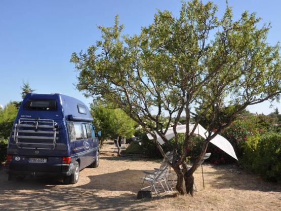 Emplacement Nu + 1 véhicule + tente ou caravane + électricité 10A