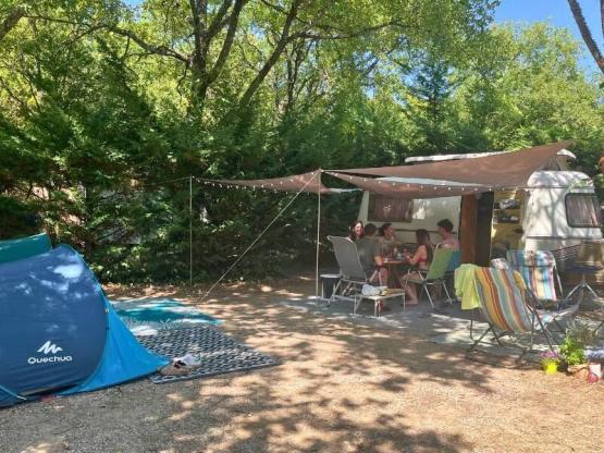 Emplacement Confort XL Tente/Van/Caravane/Camping-Car (avec électricité)