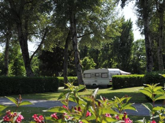 Forfait Privilège (1 tente, caravane ou camping-car / 1 voiture / électricité 10A) + Raccordement eau et évacuation des eaux usées