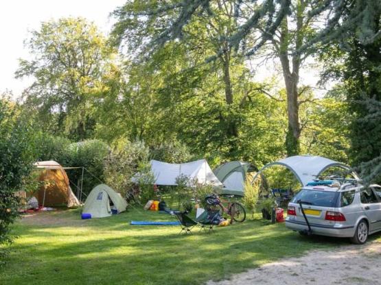 Emplacement camping (1 camping-car ou 1 voiture + tente ou caravane) à la nuitée