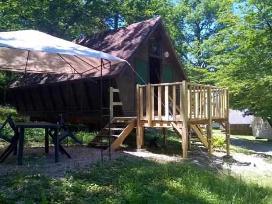 Cabane sur pilotis avec terrasse