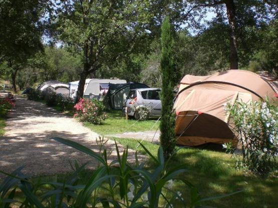 Emplacement : 1 voiture + tente/caravane ou camping-car