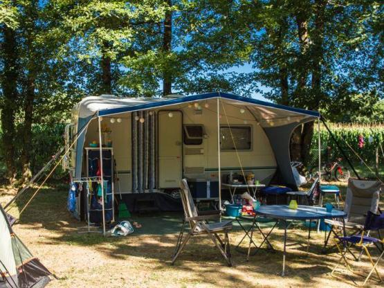 Forfait camping (1 emplacement, 1 véhicule, 2 personnes)