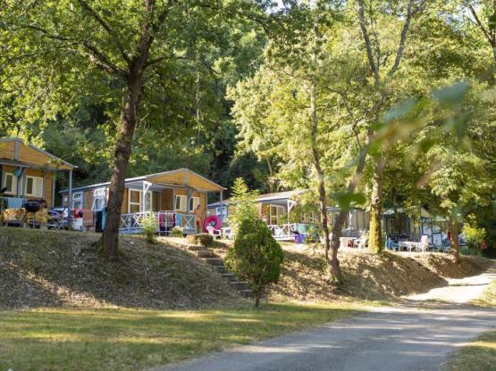 Chalet accueillant, salon, cuisine, 2 chambres, salle de bain, terrasse, parking
