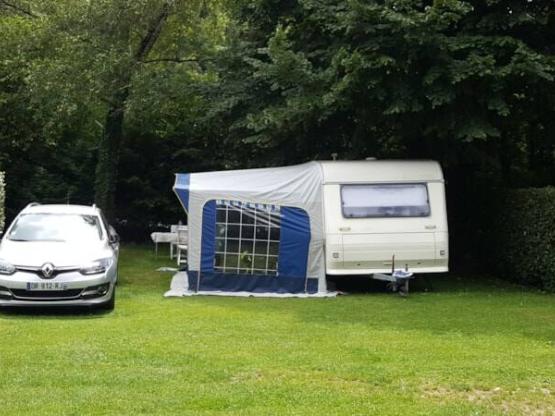 Emplacement + électricité 10A pour caravane ou camping car