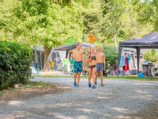 Emplacement camping avec 2 pers, electricité et voiture compris
