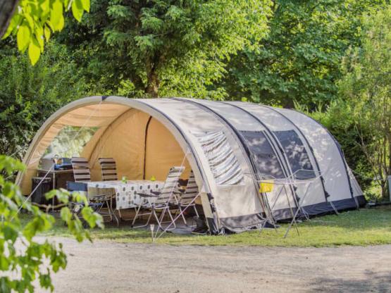Emplacement camping avec 2 pers, electricité et voiture compris
