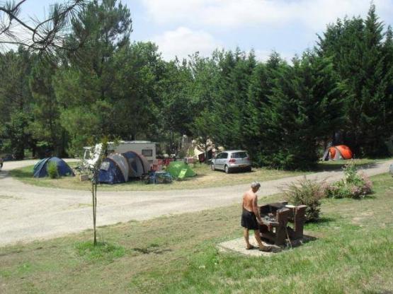Emplacement Nature avec électricité 6 A inclus  - 80 à 100 m² pour tente, van et caravane