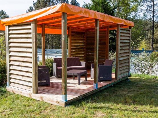 Emplacement XL Glamping avec électricité 10 A inclus - 120 à 150 m²  avec terrasse-pergolas bois