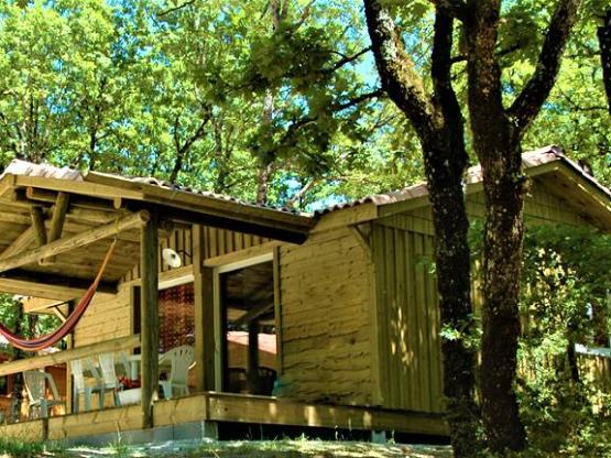 CHALET OMBRAGE AVEC TERRASE COUVERTE  VUE SUR LES PISCINES ET LES JEUX