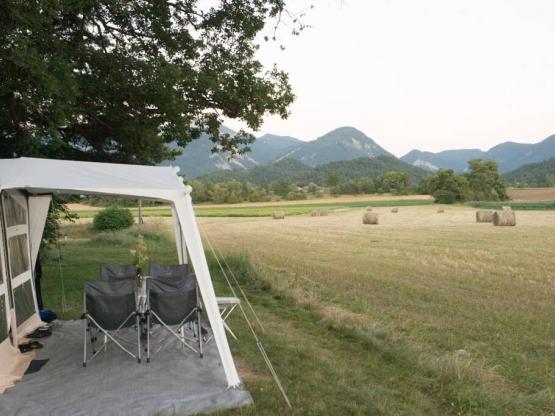 FORFAIT Emplacement DELUXE (vue champ et sanitaire privé), personnes et électricité en supplément