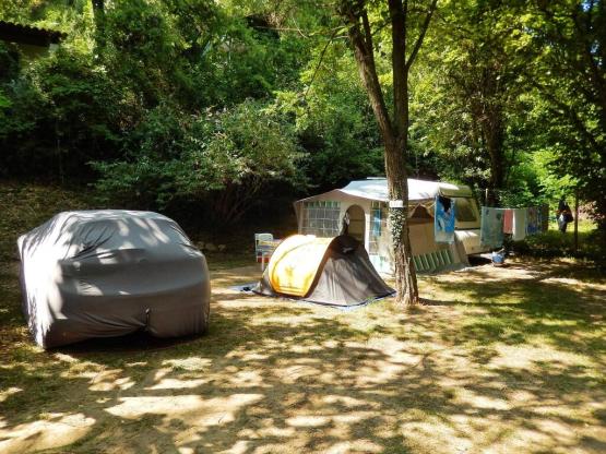 PRIVILEGE-standplaats  elektriciteit 10 A (1 tent of 1 caravan of 1 kampeerwagen) + 1 voertuig 100m