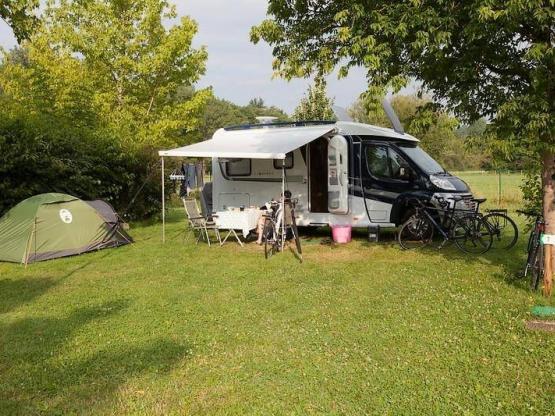 Emplacement Grand Confort Caravane de 200 m² - électricité 10A - branchement en eau et évacuation des eaux grises sur l'emplacement