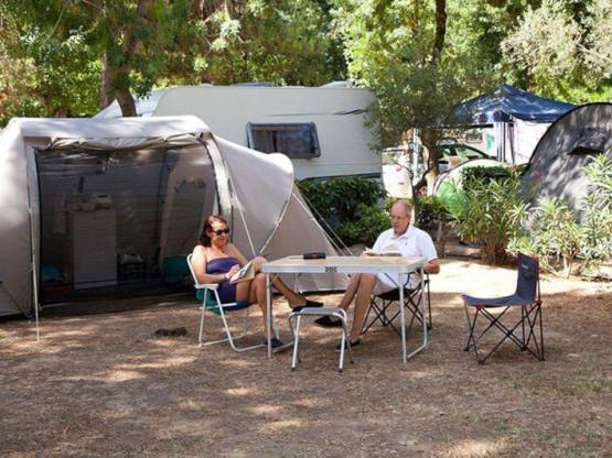 Emplacement avec électricité + eau + évacuation / D