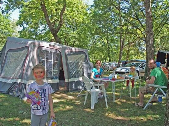 Pakketprijs Confort >100m²: kampeerplaats +caravan of tent +voertuig / kampeerauto + elektriciteit