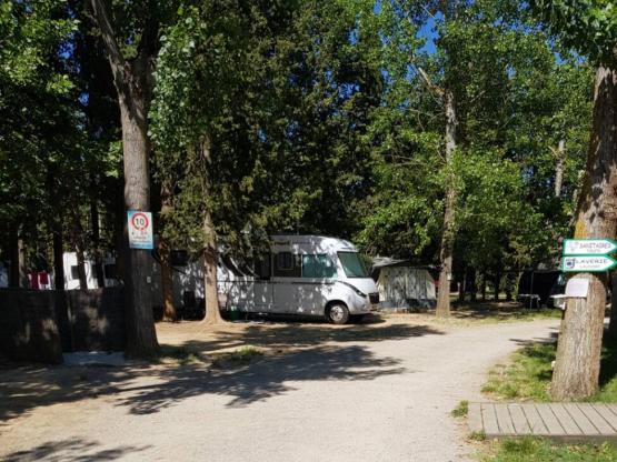 Emplacement confort : forfait 1 à 2 pers. - électricité 10 A -1 voiture, 1 empl, (4 adultes max)- Accés aire de vidange